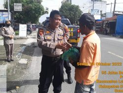 Sat Samapta Polresta Deli Serdang Bagikan Bansos Kepada Masyarakat