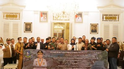 Gubernur Ansar Serahkan Bantuan  Korban Gempa Cianjur Sebesar Rp769 Juta