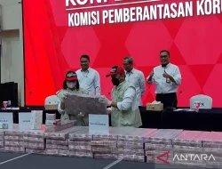 KPK Perlihatkan Uang Tunai Rp81,9 Miliar Sitaan dari Lukas Enembe