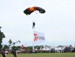 Atraksi Terjun Payung Meriahkan Hari Bhayangkara ke 77 di Polda Sumut