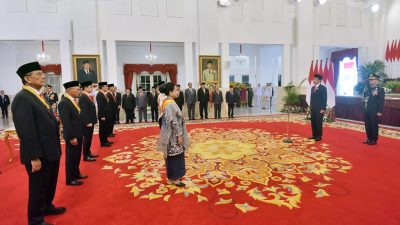 Presiden Jokowi Anugerahkan Tanda Kehormatan Bagi 18 Tokoh
