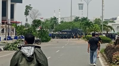 Aksi Demo Tolak Rempang ECO City di Kantor BP Batam Ricuh