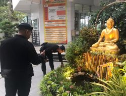 Brimob Polda Sumut Lakukan Sterilisasi Vihara Pastikan Keamanan