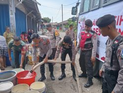 Menyambut Hari Bhayangkara Ke-78, Polres Karimun Bagikan Air Bersih ke Warga