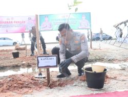 Polres Karimun Melaksanakan Penanaman 1150 Pohon Dan Penyerahan 2000 Bibit Ikan Dalam Rangka Hari Bhayangkara Ke-78.