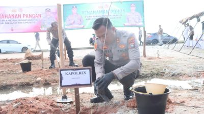 Polres Karimun Melaksanakan Penanaman 1150 Pohon Dan Penyerahan 2000 Bibit Ikan Dalam Rangka Hari Bhayangkara Ke-78.