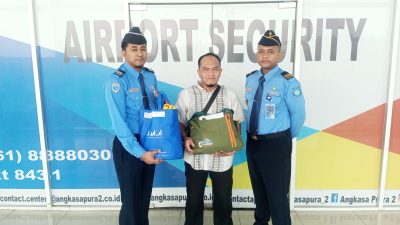 Petugas Aviation Security (Avsec) Bandara Kualanamu Deli Serdang serahkan barang yang tertinggal