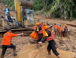 Tim SAR Brimob Polda Sumut Berhasil Temukan 10 Korban Tanah Longsor di Karo