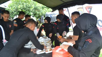 Sat Brimob Polda Sumut Dirikan Dapur Lapangan Untuk Banjir di Deli Serdang