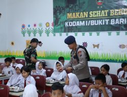 Brimob Polda Sumut, TNI, dan Pemda Bersinergi Bagikan 250 Paket Makanan Sehat untuk Anak SD di Medan