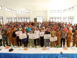 Pemko Batam Serahkan Bansos Lansia Tambahan ke 158 Warga Belakang Padang, Li Claudia: Kami Hadir Nyata untuk Masyarakat