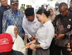 Li Claudia Candra Gandeng DPRD Kota Batam Serahkan Bantuan Sosial Bagi Lansia