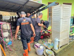Brimob Sumut Lanjutkan Aksi Kemanusiaan Bersihkan SMPN 1 Tanjung Pura Pasca Banjir