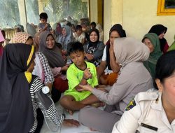 Polri Hadir untuk Pemulihan Pasca Banjir di Sei Lepan, Gelar Bakti Kesehatan dan Gotong Royong Bersama Warga