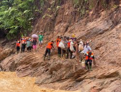 Operasi Aman Nusa II, Brimob Batalyon A Evakuasi Puluhan Warga Terdampak Banjir di Tapteng