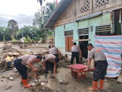 Posko Brimob Batalyon C Batang Toru Terus Bergerak Bantu Warga Pasca Longsor dan Banjir Bandang