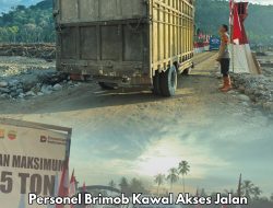 Personel Brimob Kawal Akses Jalan Darurat Desa Garoga demi Kelancaran Mobilitas Warga