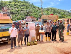 Brimob Polda Sumut Kawal dan Langsung Salurkan Bantuan Sembako Kemensos untuk Warga Tukka, Sibolga