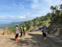 Kawal Perbaikan Infrastruktur Brimob Polsek Sipirok dan TNI Jaga Kelancaran Lalu Lintas
