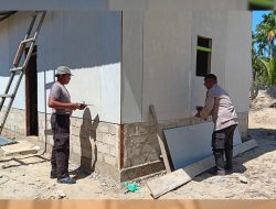 Gotong Royong Brimob dan Warga Bangun Rumah Swadaya Pascabanjir di Tolang Julu