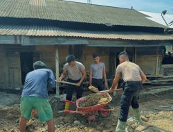 Bertahan Hingga Kini, Polda Sumut Bantu Warga Bersihkan Rumah dari Lumpur Secara Bertahap