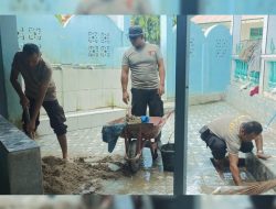 Brimob Sumut Bersihkan Tempat Wudhu Masjid Al Jihad Pascabencana di Tapsel
