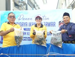 Polres Karimun Panen Ikan dan Sawi Dukung Ketahanan Pangan Nasional