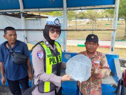 Satlantas Polres Karimun Bagikan Helm Dalam Rangka Operasi Keselamatan Seligi 2026