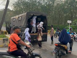 Brimob Sumut Antar Anak-Anak Desa Garoga Agar Tetap Bersekolah di Tengah Dampak Bencana