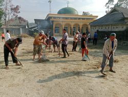 Semangat Kebersamaan! Masyarakat Batu Empat Bersih-Bersih Masjid Menyambut Ramadan