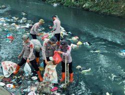 Peduli Lingkungan, Brimob Polda Sumut Angkat Sampah dari Sungai Demi Kenyamanan Masyarakat