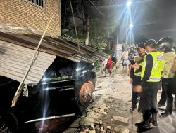 Main HP Saat Berkendara Mobil Hilang Kendali Depan Mako,Tabrak Bengkel, Brimob Sumut Gerak Cepat Amankan Lokasi
