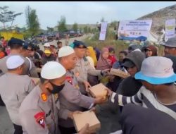 Menjelang Berbuka, Personel Gegana dan Bhayangkari Berbagi Takjil kepada Masyarakat