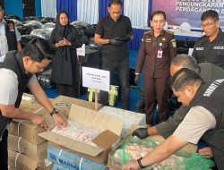 Dini Hari di Karimun, Polisi Gagalkan Penyelundupan 80 Ton Daging Ilegal dan Ribuan Barang Bekas dari Singapura