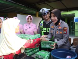 Polres Karimun Gelar Pembagian Takjil Serta Buka Puasa Bersama Dengan Masyarakat