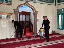 Bhakti Sosial Jumat, Brimob Polda Sumut Gotong Royong Bersihkan Masjid